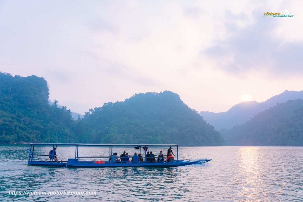 Boat trip on Ba Be Lake