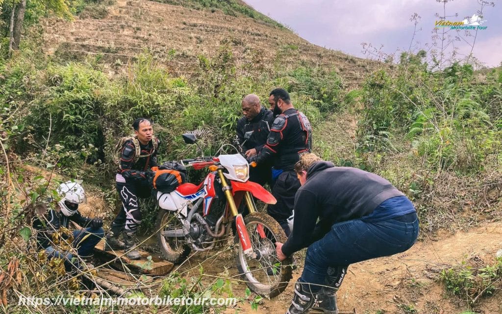 PHU YEN MOTORCYCLE TOUR TO MU CANG CHAI 3 1024x640 - Gorgeous Northwest Vietnam Off-road Motorbike Tour